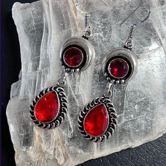 Faceted Garnet Red Gem Crescent Moon Crystal Stone Jewelry Earrings - Picture 3 of 4